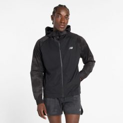 Kurtka męska New Balance MJ43514ACK – czarna. Czarne kurtki męskie New Balance, l, bez wzorów, z materiału, do biegania. Za 449.99 zł.