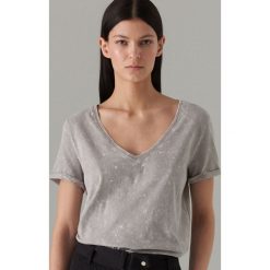 Bawełniana koszulka z efektem sprania - Beżowy. T-shirty damskie marki Mohito. Za 29.99 zł.