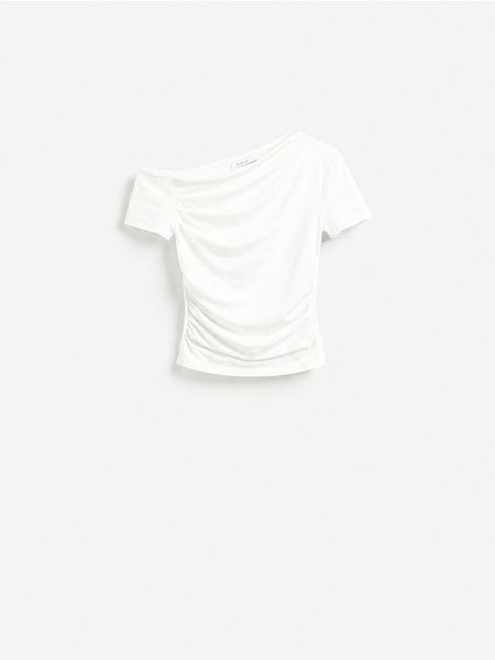 Bluzka na jedno ramię - biały. Białe bluzki damskie Reserved, l, bez wzorów, z dzianiny, bez kołnierzyka, bez ramiączek. W wyprzedaży za 39.99 zł.