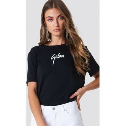 Galore x NA-KD T-shirt Galore - Black. Czarne t-shirty damskie Galore x NA-KD, z nadrukiem, z jersey, z klasycznym kołnierzykiem. Za 100.95 zł.