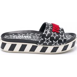 Tommy Jeans - Klapki. Szare klapki damskie Tommy Jeans, z jeansu. W wyprzedaży za 269.90 zł.