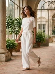 Wiskozowy sweter z aplikacjami 3D - kremowy. Białe swetry damskie Sinsay, l, z aplikacjami, z wiskozy, bez kołnierzyka, bez ramiączek, bez kaptura. Za 39.99 zł.