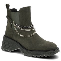Botki damskie Karino, cholewka ze skóry naturalnej zamszowej wsuwana konstrukcja z elastyczną wstawką ozdobne łańcuchy masywna podeszwa z wyraźnym bi. Zielone kozaki damskie Karino, z materiału, bez obcasa. Za 382.99 zł.
