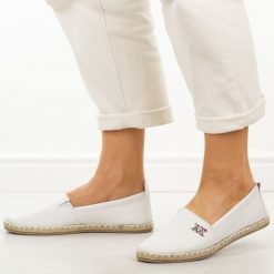 Białe espadryle damskie, półbuty Potocki 16374. Białe espadryle damskie POTOCKI, na jesień, bez wzorów, z jeansu, casualowe, z okrągłym noskiem, bez obcasa, na płaskiej podeszwie, bez zapięcia. W wyprzedaży za 87.12 zł.