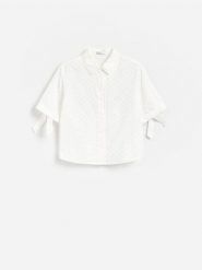 Ażurowa koszula z wiązaniem - złamana biel. Koszule damskie Reserved, l, w ażurowe wzory, z bawełny, bez kołnierzyka, bez ramiączek. Za 119.99 zł.