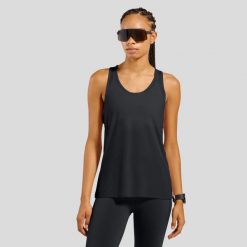 Koszulka tech. bez rękawów damska ODLO Tank crew neck ESSENTIAL. Czarne koszulki sportowe damskie Odlo, s, bez wzorów, z materiału, bez kołnierzyka, bez ramiączek, do biegania. Za 139.99 zł.
