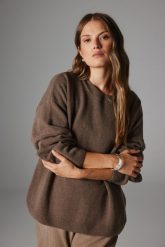 WEŁNIANY SWETER BOBBY BRĄZOWY One size - Flawless. Brązowe swetry damskie Flawless, bez wzorów, z dzianiny, eleganckie, bez kołnierzyka, bez ramiączek, bez kaptura. Za 798.00 zł.