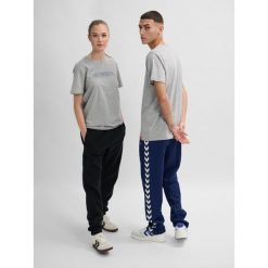 Koszulka Hummel hmlLEGACY. Szare koszulki sportowe męskie Hummel, m, bez wzorów, z bawełny, bez kołnierzyka, bez ramiączek, na fitness i siłownię. Za 117.00 zł.