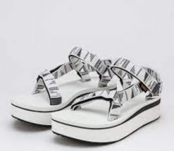 Teva W'S Flatform Universal, CBWHT, 40 (us 9); uk 7. Sandały damskie Teva, bez wzorów, bez obcasa, bez zapięcia. Za 244.17 zł.