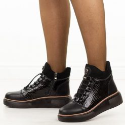 Czarne skórzane botki damskie Filippo Dbt7420/25. Czarne botki damskie Filippo, na jesień, z jeansu, eleganckie, z okrągłym noskiem, bez obcasa, na platformie, bez zapięcia. Za 319.00 zł.