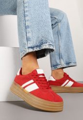 Czerwone Sneakersy Kultowe Tenisówki z Ozdobnymi Paskami Vandell. Czerwone trampki i tenisówki damskie Renee, bez wzorów, z jeansu, eleganckie, bez zapięcia. Za 79.99 zł.