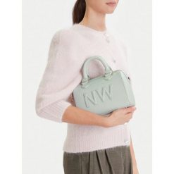 Torebka Nine West. Niebieskie torebki do ręki damskie Nine West, bez wzorów, klasyczne, bez dodatków. Za 269.99 zł.