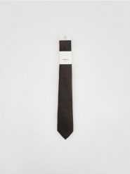 Wąski krawat w drobny wzór - ciemnobrązowy. Brązowe krawaty i muchy Reserved, bez wzorów. Za 59.99 zł.