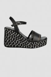 KARL LAGERFELD Czarne sandały Gable, Rozmiar 39. Czarne sandały damskie KARL LAGERFELD, bez wzorów, bez obcasa, bez zapięcia. W wyprzedaży za 570.99 zł.
