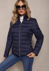 Granatowa Kurtka Pikowana z Kołnierzem i Zasuwanymi Kieszeniami Sevelina. Niebieskie kurtki damskie Renee, l, bez wzorów, z materiału, bez kaptura. Za 119.99 zł.