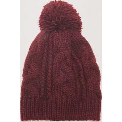 Czapka z warkoczowym splotem - Bordowy. Czapki i kapelusze damskie marki WED'ZE. W wyprzedaży za 25.99 zł.