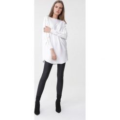 Biały Sweter Harlow. Białe swetry damskie Born2be, l, z aplikacjami, z koronki, bez kołnierzyka, bez ramiączek, długie, bez kaptura. Za 89.99 zł.