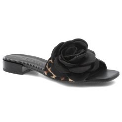 Czarne Klapki Chebello Eleganckie Obuwie Damskie. Czarne klapki damskie CheBello, z aplikacjami, bez obcasa, na obcasie, bez zapięcia. Za 429.00 zł.