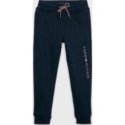 Tommy Hilfiger - Spodnie dziecięce 104-176 cm. Niebieskie spodnie materiałowe dla chłopców Tommy Hilfiger, bez wzorów, z bawełny. Za 219.90 zł.