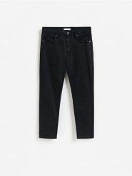 Jeansy carrot slim z efektem sprania - czarny. Czarne jeansy męskie Reserved. Za 139.99 zł.
