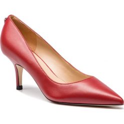 Szpilki GUESS - FLDS24 LEA08 LRED. Czerwone szpilki damskie Guess, z materiału. Za 579.00 zł.