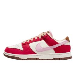 Buty do chodzenia dla dorosłych Nike Dunk Low Premium Bacon. Czerwone obuwie sportowe damskie Nike, bez wzorów, z materiału, trekkingowe. Za 640.25 zł.