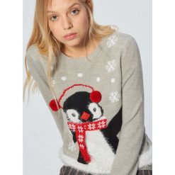Świąteczny sweter z pingwinem - Jasny szary. Szare swetry damskie Cropp. Za 89.99 zł.