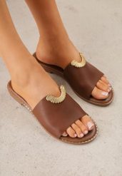 Ciemnobrązowe Klapki VICES z Biżuteryjnym Detalem w Kształcie Łuku Himemelle. Brązowe klapki damskie Born2be, z aplikacjami, z jeansu, biznesowe, bez obcasa, na płaskiej podeszwie. Za 79.99 zł.