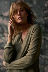 Wiskozowa koszula oliwkowa. Zielone koszule damskie MOODO, l, bez wzorów, z wiskozy, bez kołnierzyka, bez ramiączek. W wyprzedaży za 69.99 zł.