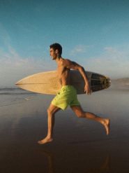 4F Spodenki plażowe boardshorty z filtrem UPF50+ męskie - zielone S. Zielone kąpielówki męskie 4f, m, bez wzorów, z materiału, na fitness i siłownię. W wyprzedaży za 89.99 zł.