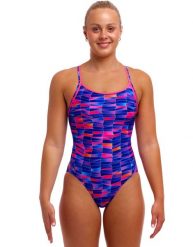 Strój kąpielowy jednoczęściowy FUNKITA Warped Waves - Diamond Back. Czerwone kostiumy jednoczęściowe damskie FUNKITA, s, bez wzorów, z elastanu, sportowe, do pływania. Za 259.00 zł.