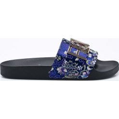 Steve Madden - Klapki Word. Szare klapki damskie Steve Madden, z gumy. W wyprzedaży za 159.90 zł.