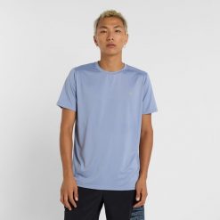 Koszulka męska New Balance MT41222DUS – niebieska. Niebieskie koszulki sportowe męskie New Balance, m, bez wzorów, z materiału, bez kołnierzyka, bez ramiączek, do biegania. Za 99.99 zł.
