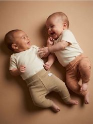 Spodnie 2 pack - beżowy. Brązowe spodenki niemowlęce Sinsay, bez wzorów. Za 15.99 zł.