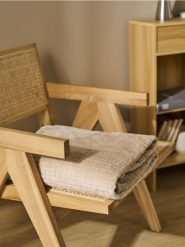 Puszysty koc w geometryczny wzór - beżowy. Brązowe kocyki dla dzieci Sinsay. W wyprzedaży za 19.99 zł.