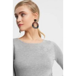 Sweter basic z kryształkami. Szare swetry damskie Orsay, z dzianiny. Za 99.99 zł.