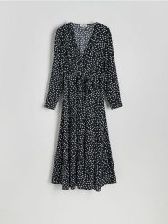 Kopertowa sukienka z wiskozy - czarny. Czarne sukienki damskie Reserved, na co dzień, l, bez wzorów, z wiskozy, bez kołnierzyka, bez ramiączek, midi, kopertowe. W wyprzedaży za 139.99 zł.