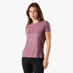 Koszulka treningowa damska Swedemount Ultra Light Tee szybkoschnąca. Fioletowe koszulki sportowe damskie SWEDEMOUNT, bez wzorów, do biegania. Za 129.99 zł.