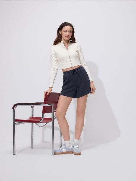 Szorty z modalem - ciemnoszary. Szare szorty damskie Reserved, l, bez wzorów, z dzianiny. Za 79.99 zł.