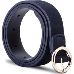 Pasek Damski TOMMY HILFIGER - Round Buckle Suede B AW0AW05579 75 413. Niebieskie paski damskie Tommy Hilfiger, w paski, z nubiku. Za 179.00 zł.