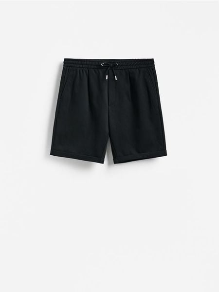 Szorty regular fit - czarny. Czarne szorty męskie Reserved, l, bez wzorów, z dzianiny. Za 179.99 zł.