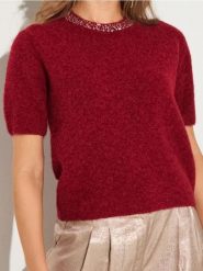 Bluzka swetrowa ze zdobionym dekoltem z domieszką wełny - czerwony. Czerwone bluzki damskie Sinsay, l, z aplikacjami, z wełny, bez kołnierzyka, bez ramiączek. W wyprzedaży za 29.99 zł.