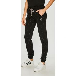 Femi Stories - Spodnie. Szare spodnie sportowe damskie Femi Stories, z bawełny. W wyprzedaży za 229.90 zł.