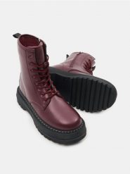 Botki sznurowane - bordowy. Czerwone botki damskie Sinsay, bez obcasa, bez zapięcia. Za 109.99 zł.