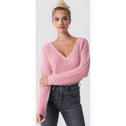 NA-KD Sweter z głębokim dekoltem V - Pink. Różowe swetry damskie NA-KD, dekolt w kształcie v. Za 121.95 zł.