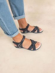 Kobiece sandały na płaskiej podeszwie TBS Trekker. Białe sandały damskie TBS, bez wzorów, bez obcasa, na płaskiej podeszwie, bez zapięcia. Za 244.90 zł.