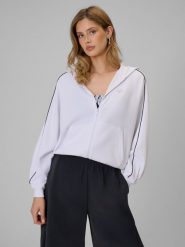 4F Bluza dresowa regular z kapturem damska - biała M. Białe swetry damskie 4f, m, bez wzorów, z dresówki, klasyczne, bez kołnierzyka, bez ramiączek, z kapturem. Za 179.99 zł.