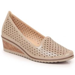 Półbuty damskie połyskujące na koturnie ażurowe beżowe Potocki SZ12018. Brązowe półbuty damskie POTOCKI, w ażurowe wzory, ze skóry ekologicznej, eleganckie, bez obcasa, na koturnie, bez zapięcia. Za 189.99 zł.