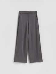 Spodnie z wiskozą - jasnoszary. Szare spodnie materiałowe damskie Reserved, l, bez wzorów, z dzianiny. Za 139.99 zł.