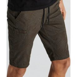 Szorty z nadrukiem all over - Khaki. Szorty męskie marki Cropp. Za 89.99 zł.
